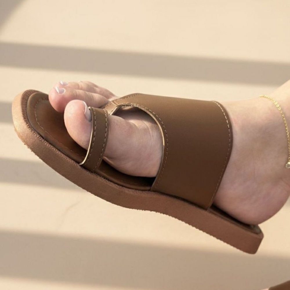 GABY SHOW - SANDÁLIA PAPETE FEMININA MODELO 01- NÚMERO 40- CARAMELO